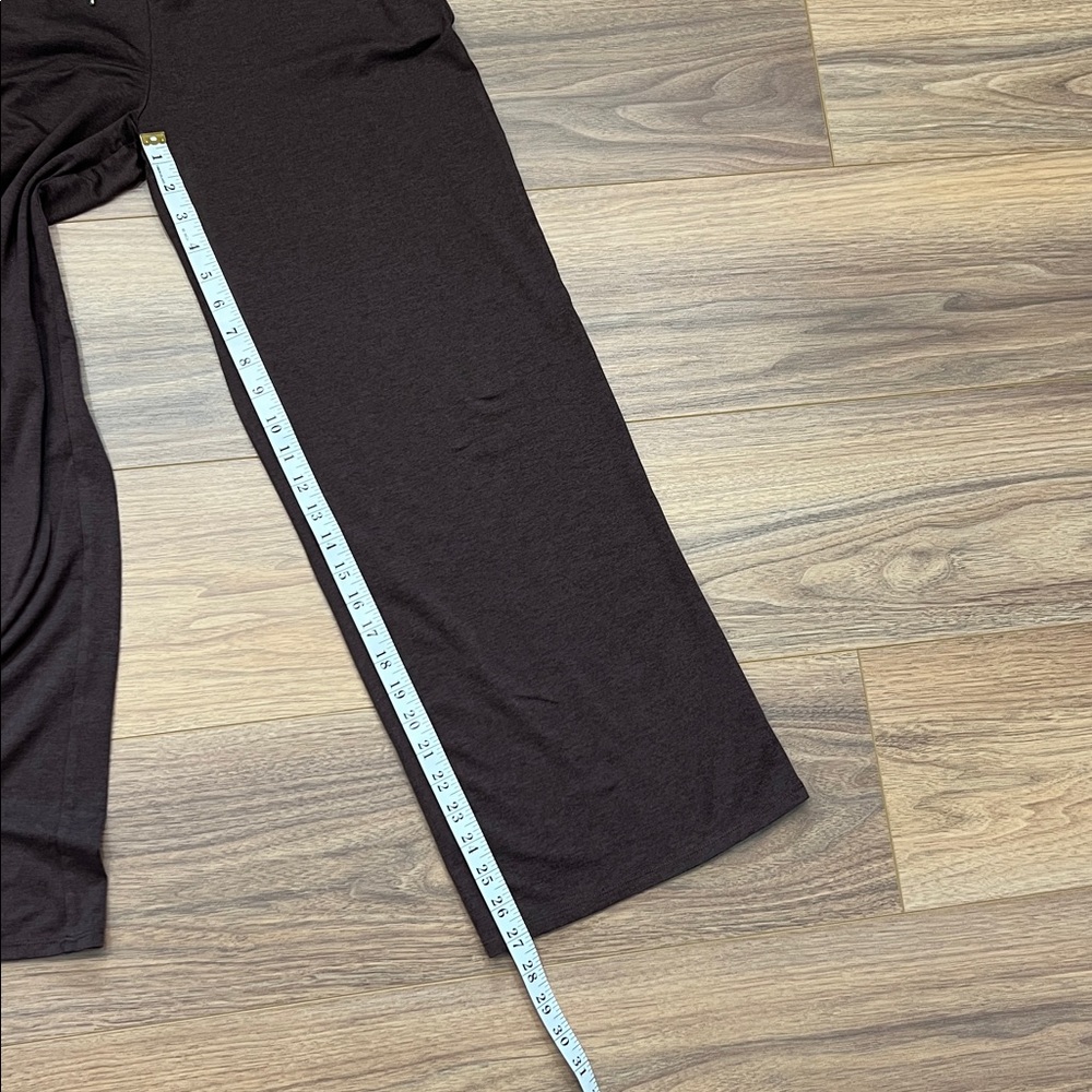 Vuori Halo Essential Wideleg Pant in Raisin Heather Brown Size Medium? - Picture 9 of 12